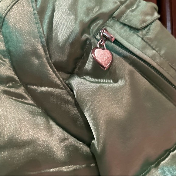 BNWT metallic green down puffer that converts into vest with removavle hood - Picture 8 of 9